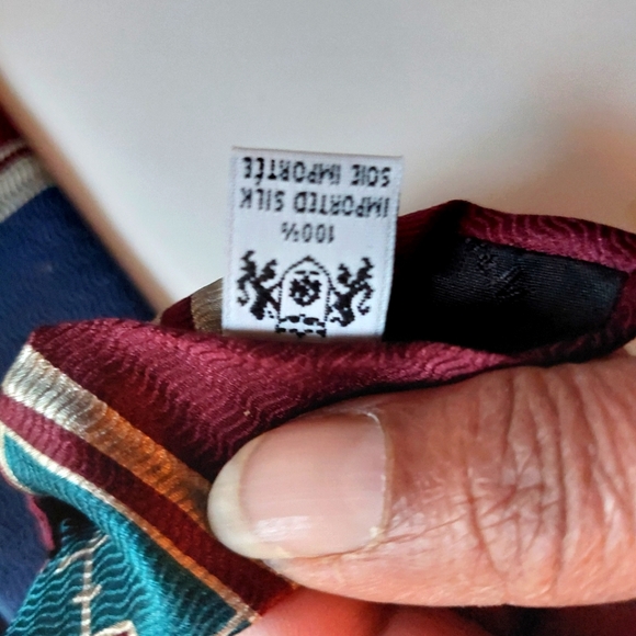Men's Imported Silk Metropolitan Museum of Art Tie - Picture 4 of 4